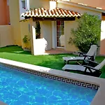 Con Piscina 28 بيت للعطل *