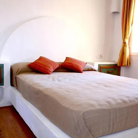 Con Piscina 28 بيت للعطل